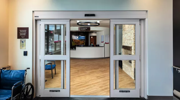  DuraGlide automatic sliding door in Emergency Room setting. Photo Credit: MKM Build Photography www.mkmbuild.com.jpg