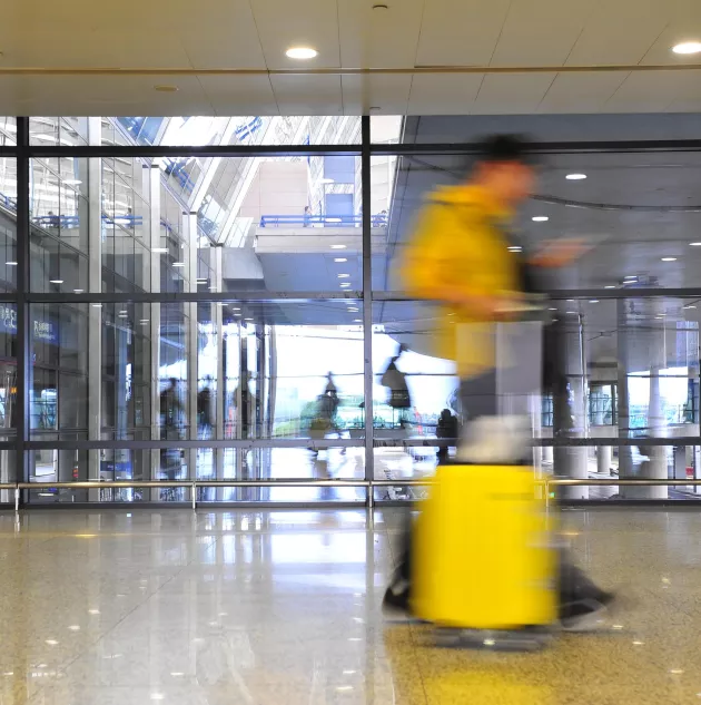 https://www.stanleyaccess.com/sites/stanleyaccesstechnologies.com/files/styles/scroll_slider_630x633/public/media/2021-11/airport-subject-walking-suitcase-blur.jpg.webp?itok=I2fDrg41